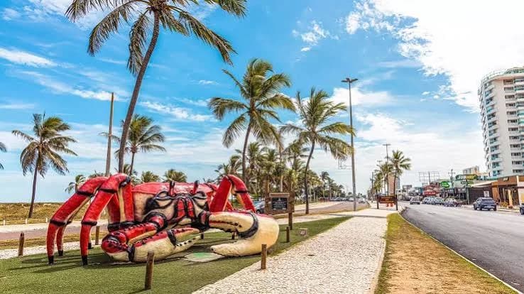 O caranguejo gigante da Orla de Atalaia, entre coqueiros, em Aracaju